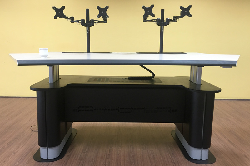 兩聯(lián)監(jiān)控操作臺(tái)現(xiàn)場照片