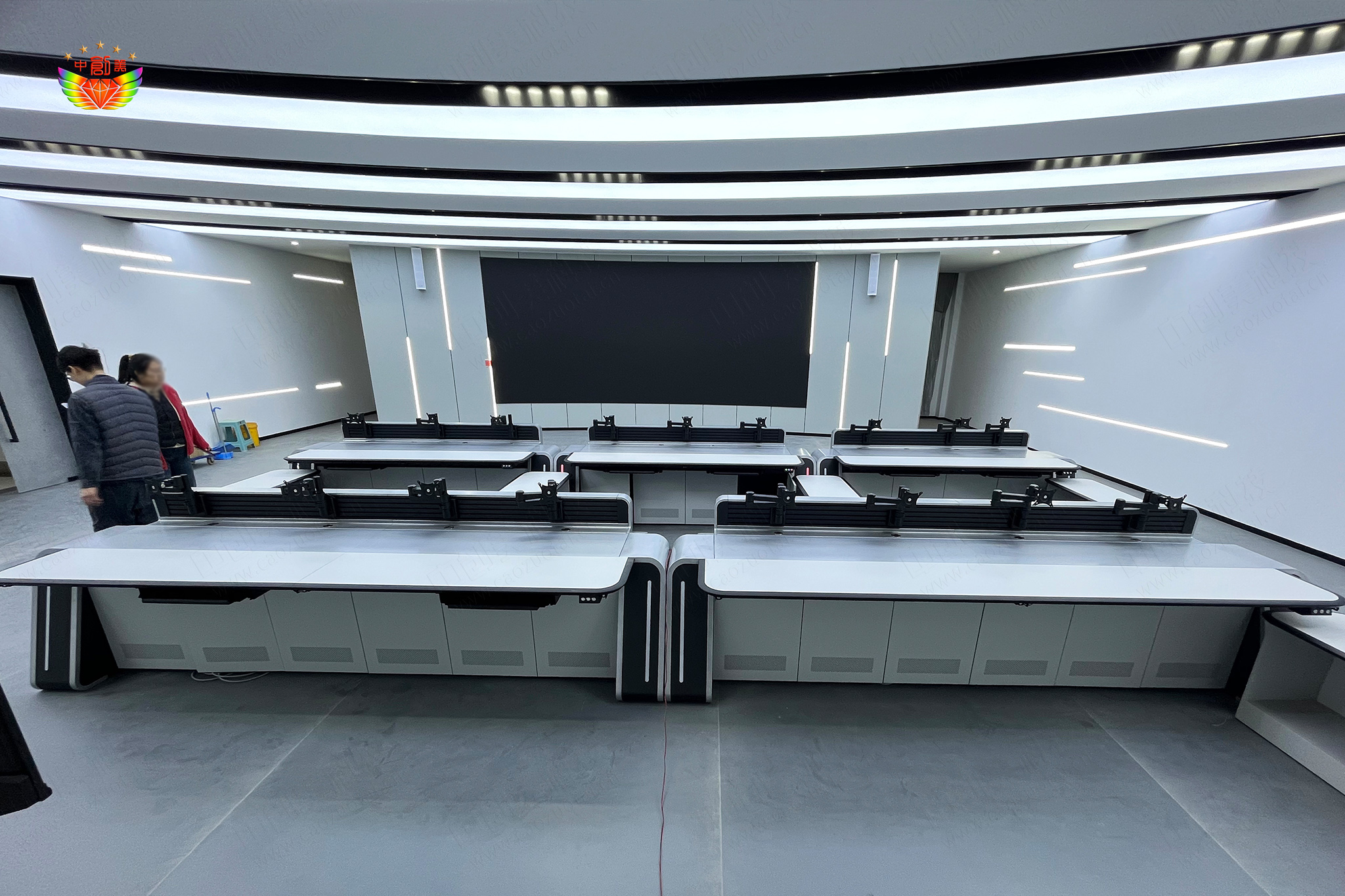 智慧城市指揮中心監(jiān)控操作臺(tái)照片