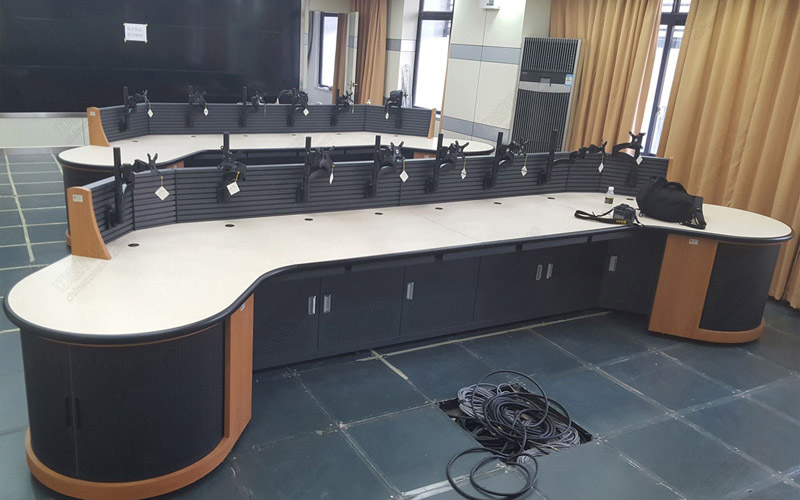 國家電網(wǎng)??陔娏φ{(diào)度室調(diào)度臺案例照片