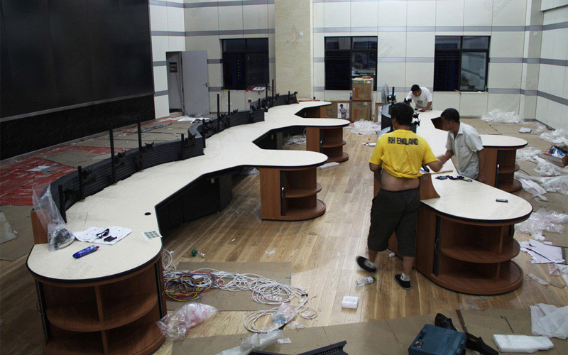 海南省??谑泄╇娋终{(diào)度中心弧形操作臺(tái)圖片