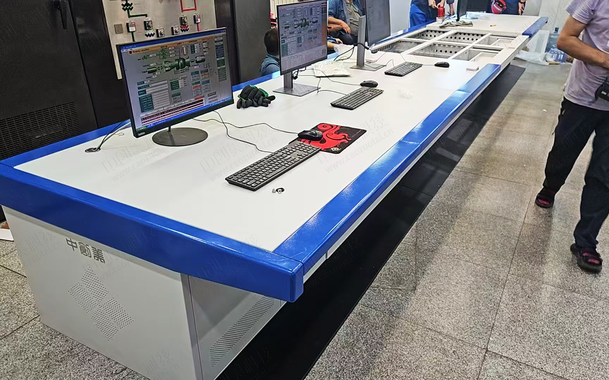 工業(yè)中控室平臺(tái)操作臺(tái)圖片